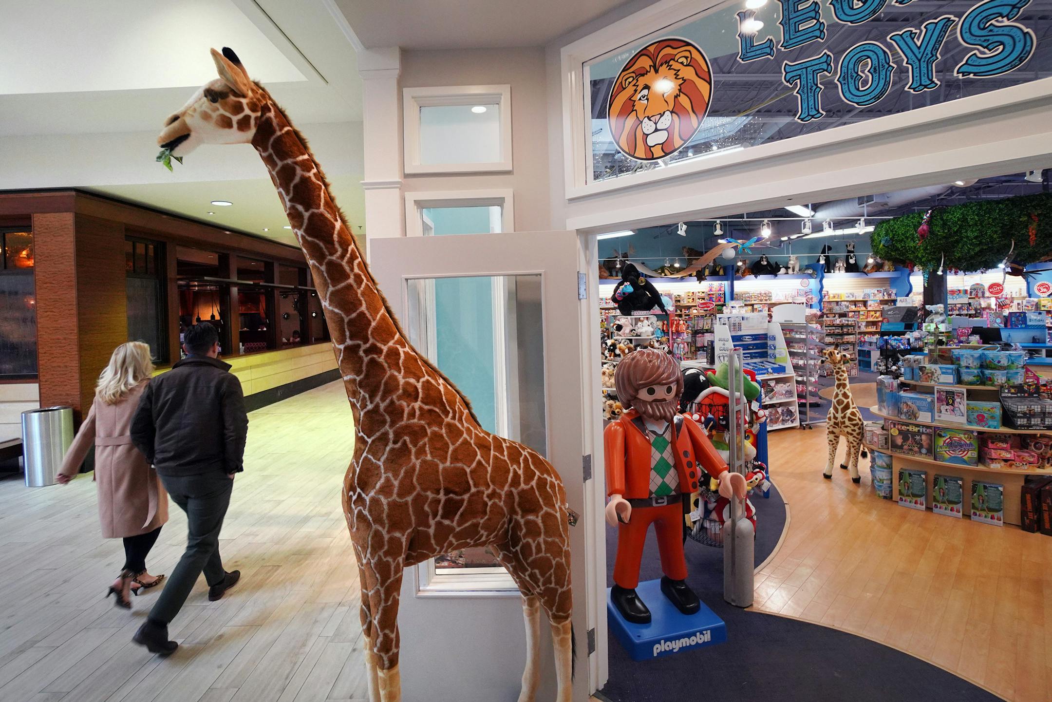 Legacy Toys in the Galleria Mall in Edina, greets shoppers with an 8 foot tall giraffe. ]
brian.peterson@startribune.com
Minneapolis, MN
Edina, November 6, 2019